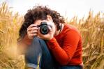 disparo-enfoque-superficial-hermosa-joven-tomando-foto-su-camara-focus-0-0-149-99