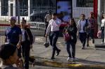 imagen-16122023-personas-caminando-por-la-via-publica-matias-boncosky-05-focus-0.12-0.21-149-99